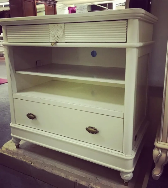 Комод под ТВ "Бурбон" Слоновая кость BJ910  купить в интернет магазине Мебель из массива. Звоните +7 495 961-63-63 Комоды из массива дерева